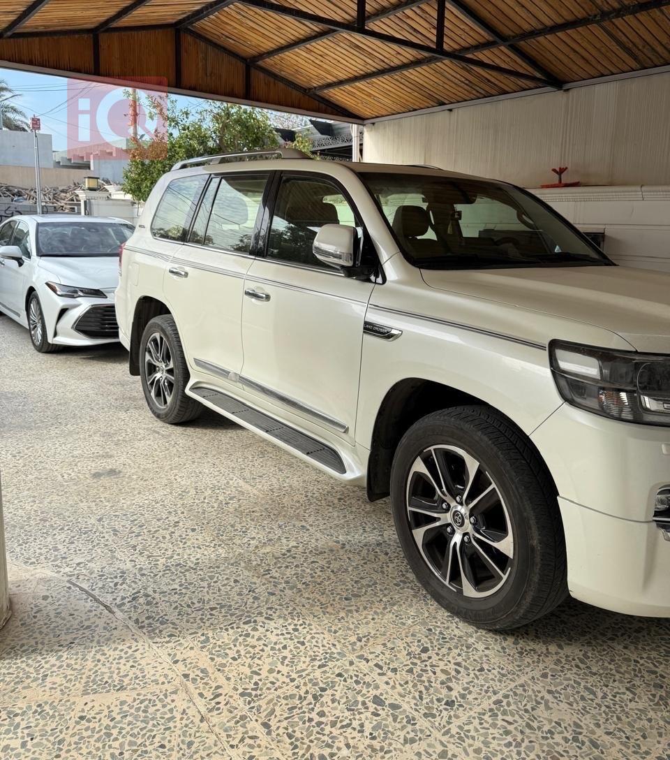 تۆیۆتا لاند کروزەر